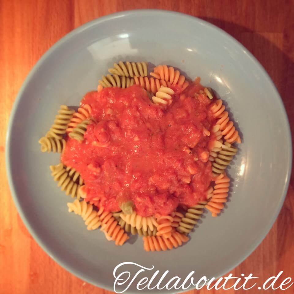 Nudeln in Tomatensauce mit Mozzarella