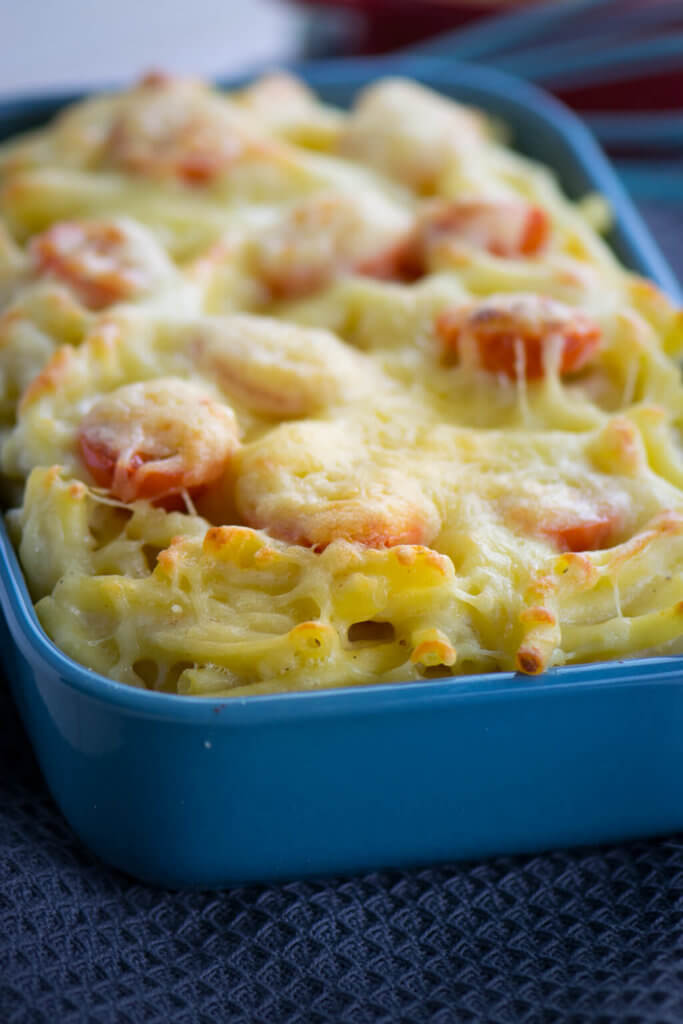 Nudeln in Käsesauce mit knusprigem Käse überbacken
