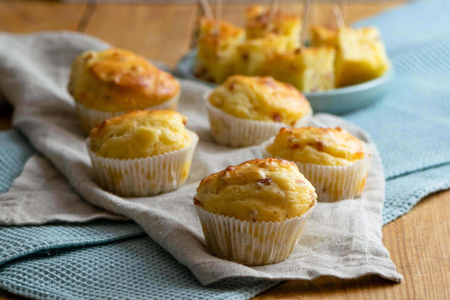 Die Käse Schinken Muffins sind nicht nur grandios lecker, sie sind wirklich das einfachste Snack Rezept, das ich kenne! Du brauchst nur etwas Mehl, Backpulver, Eier, Milch, diese werden miteinander vermischt und anschließend werden dann nur noch der geraspelte Käse sowie die Schinkenwürfel kurz untergerührt. Mit etwas Salz und kräftig Pfeffer abschmecken und fertig.