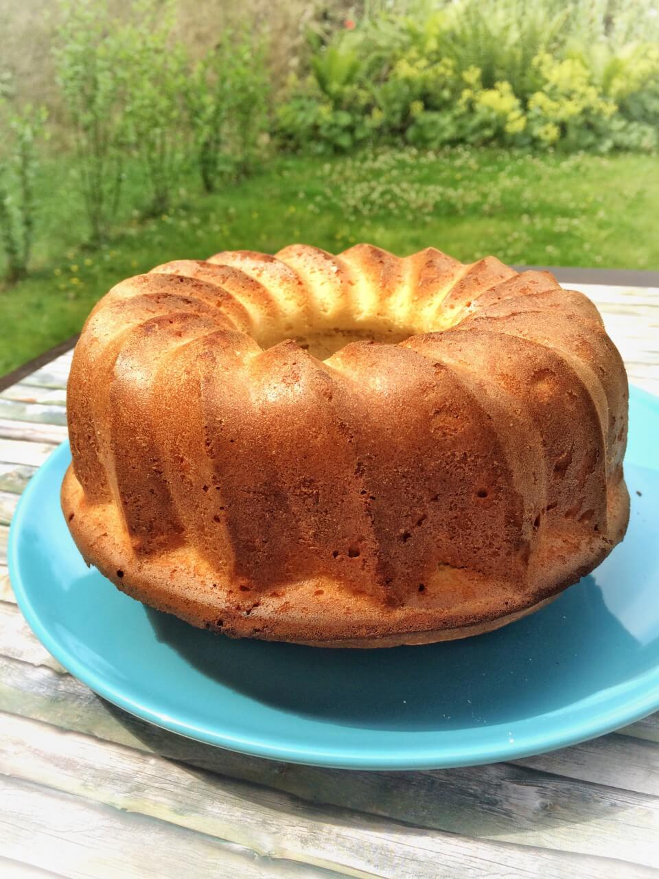 Guglhupf mit Kokos und Limette