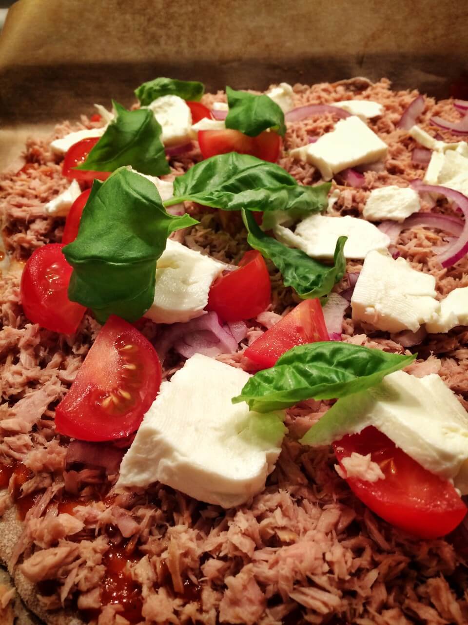 Vollkornpizza mit Thunfisch, Mozzarella und Tomaten