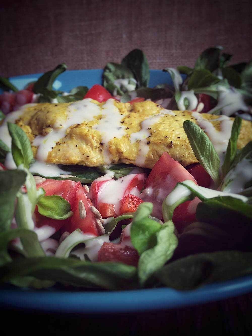 Putensteak mit Feldsalat und Tomaten - Dampfgarer Rezept