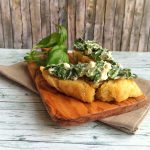 Rucola und Feta auf knusprigem Ciabatte
