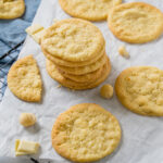 American Cookies selber machen - mit diesem einfachen Rezept gelingen sie dir garantiert. Flache Kekse, in der Mitte wunderbar weich. Auch für den Thermomix.