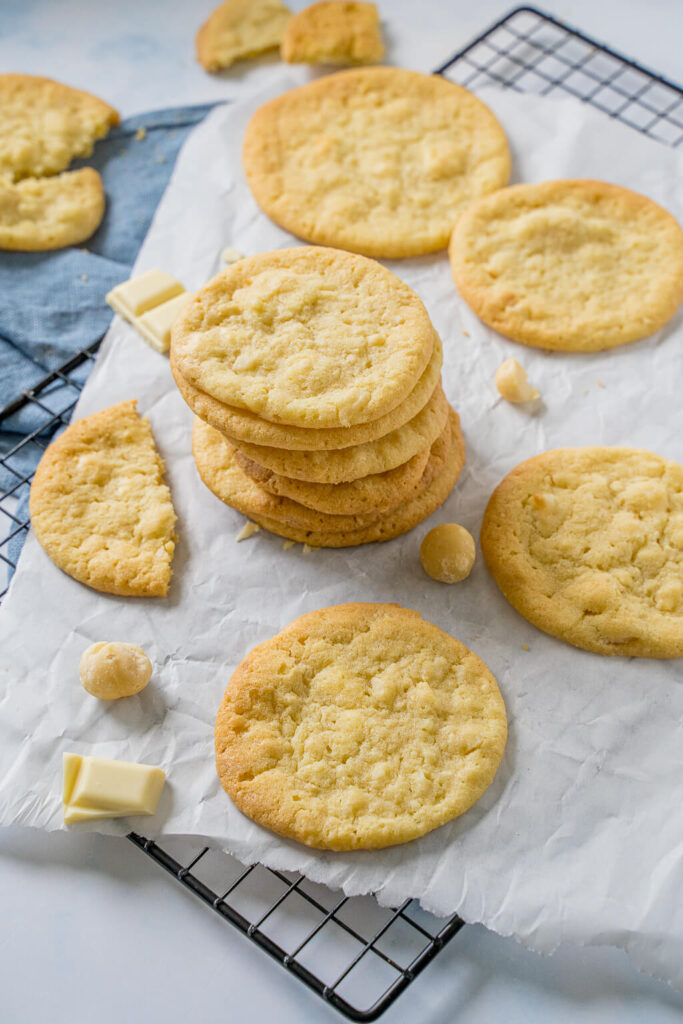 American Cookies selber machen - mit diesem einfachen Rezept gelingen sie dir garantiert. Flache Kekse, in der Mitte wunderbar weich. Auch für den Thermomix.