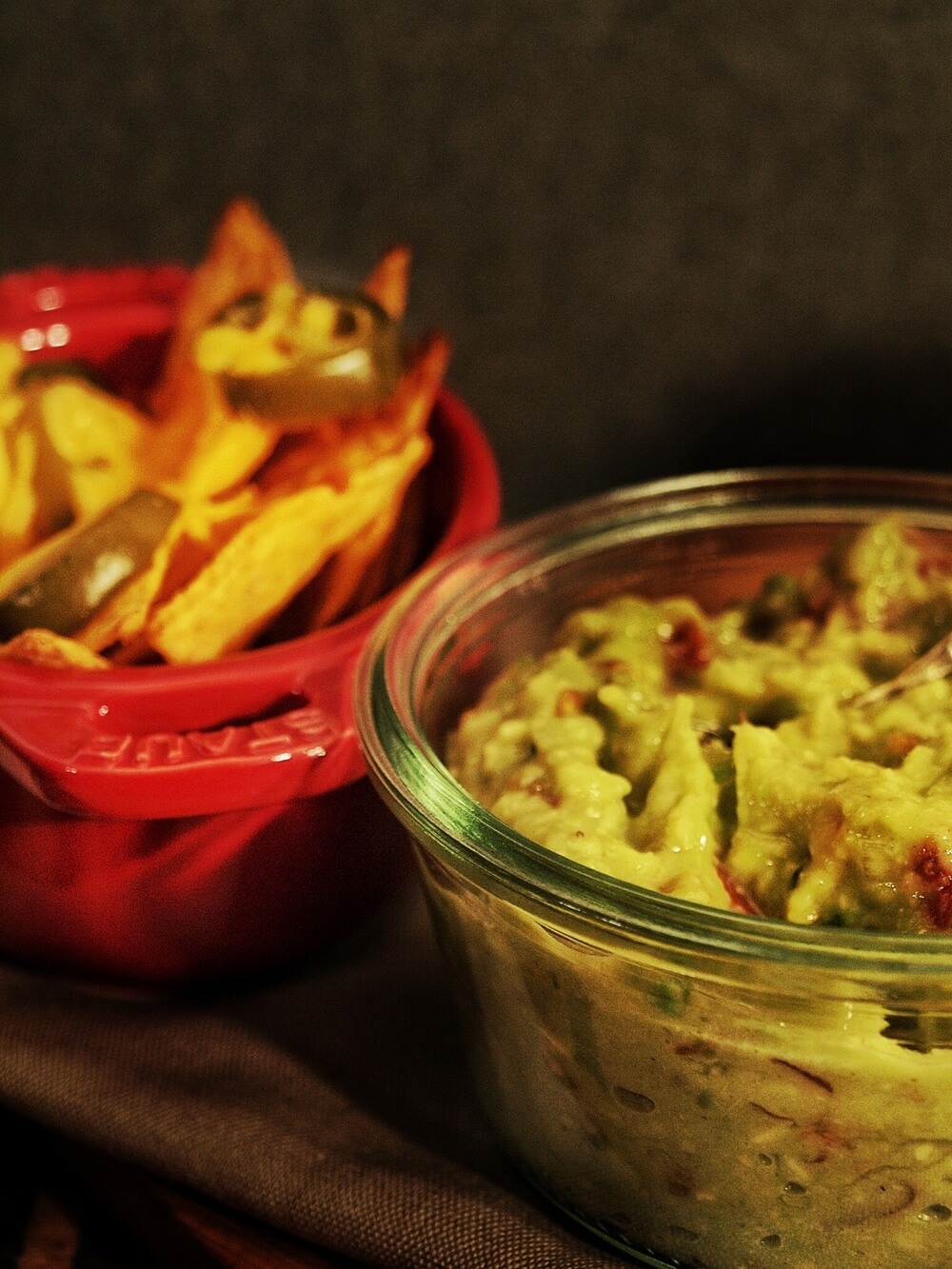 Überbackene Käse Nachos mit Guacamole
