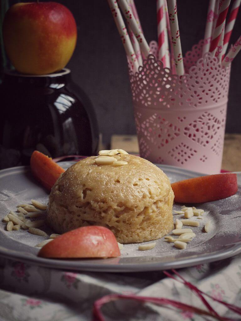 Mikrowellenkuchen - gedrehter Dinkel Apfel Kuchen aus der Mikrowelle