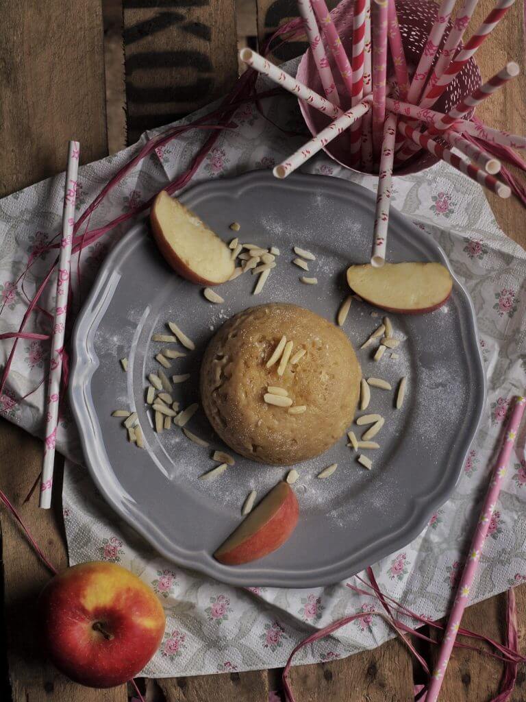 Mikrowellenkuchen - gedrehter Dinkel Apfel Kuchen aus der Mikrowelle