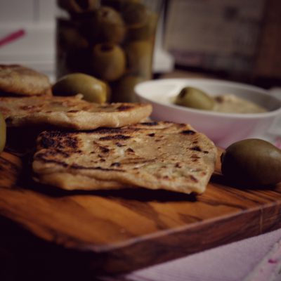 Einfaches Rezept für Hummus mit Knoblauch+Zitrone dazu gibt es Dinkel Fladen