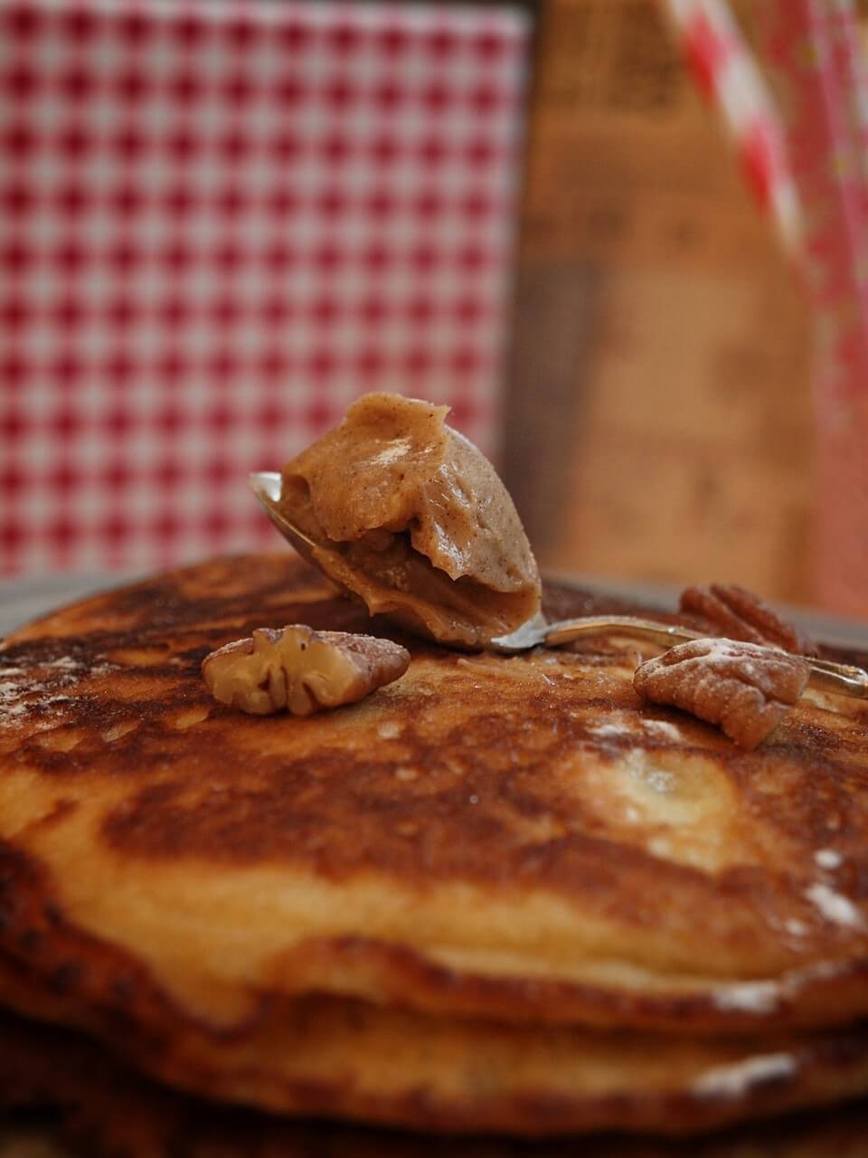 amerikanische Pancakes mit Ahornsirup Zimt Butter und Pecannüssen