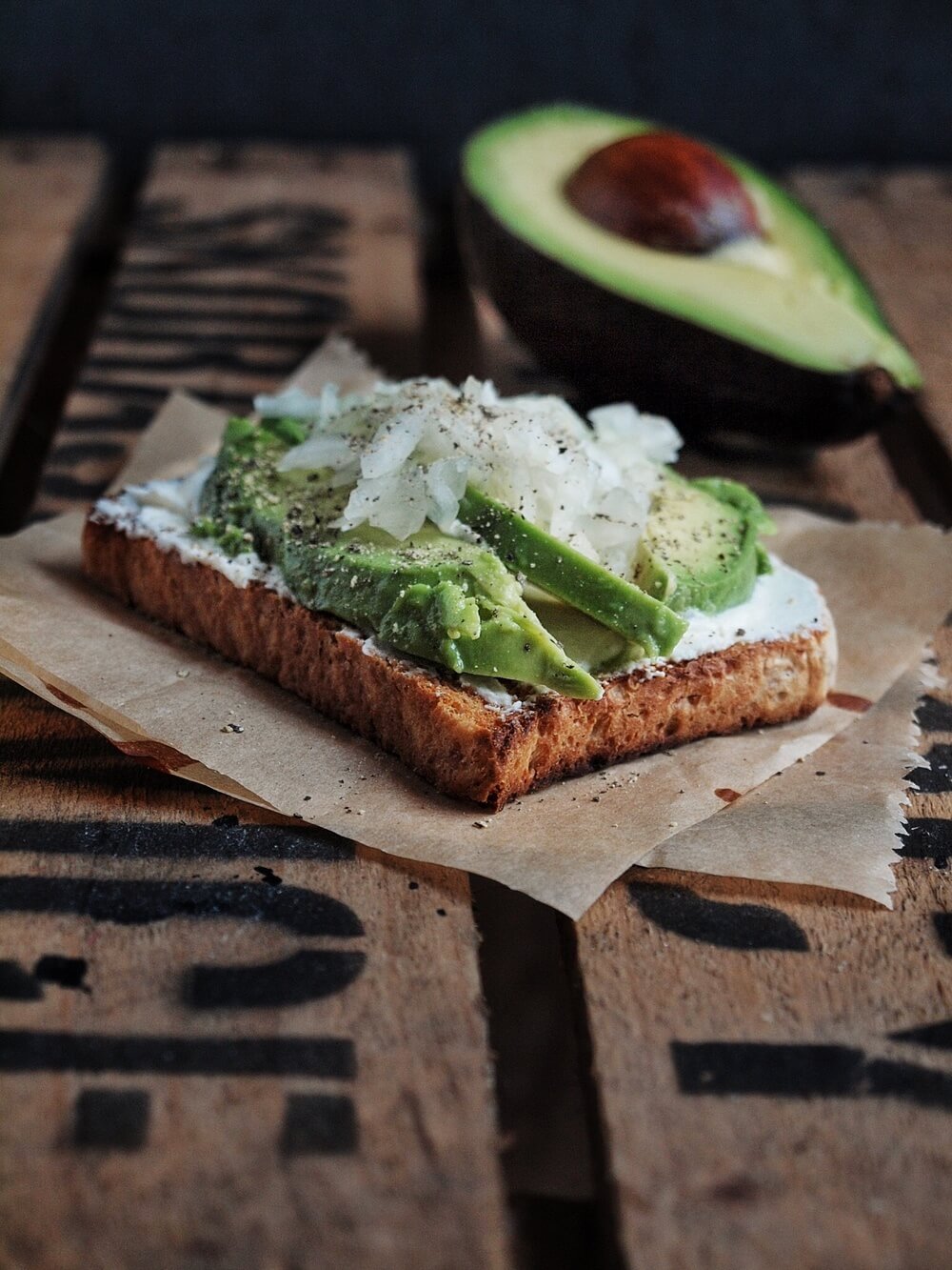 Avocado Toast mit Frischkäse, Zwiebeln und Balsamico Creme