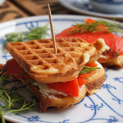 Buttermilch Waffeln als Doppeldecker Frischkäse-Lachs-Waffel-Sandwich