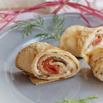 Lachsröllchen mit Frischkäse, Meerrettich und Dill - gerollte Dinkel Pfannkuchen mit Lachs