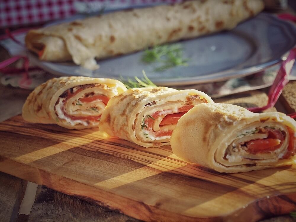 Lachsröllchen mit Frischkäse, Meerrettich und Dill - gerollte Dinkel Pfannkuchen mit Lachs