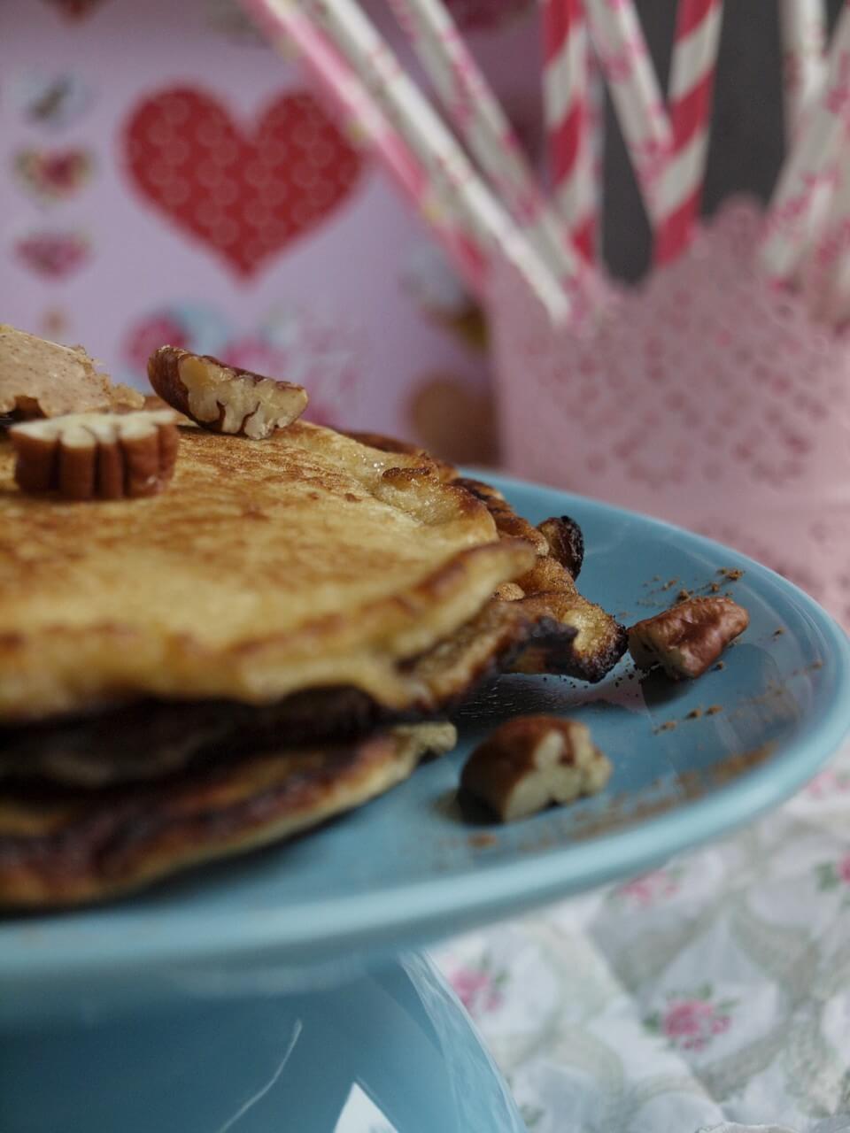 amerikanische Pancakes mit Ahornsirup Zimt Butter und Pecannüssen