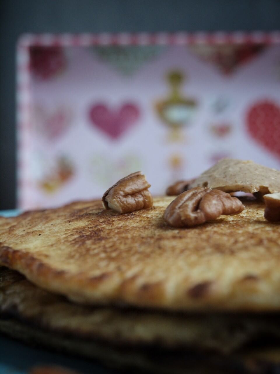 amerikanische Pancakes mit Ahornsirup Zimt Butter und Pecannüssen