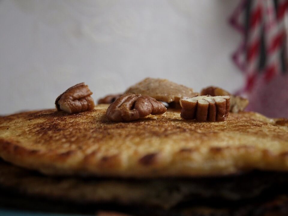 amerikanische Pancakes mit Ahornsirup Zimt Butter und Pecannüssen