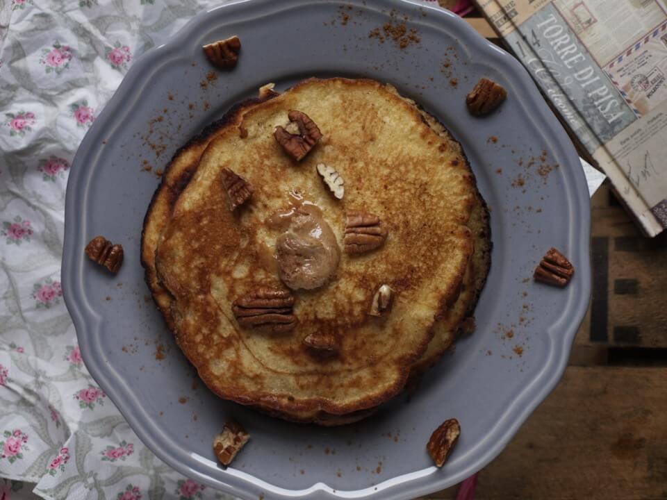amerikanische Pancakes mit Ahornsirup Zimt Butter und Pecannüssen