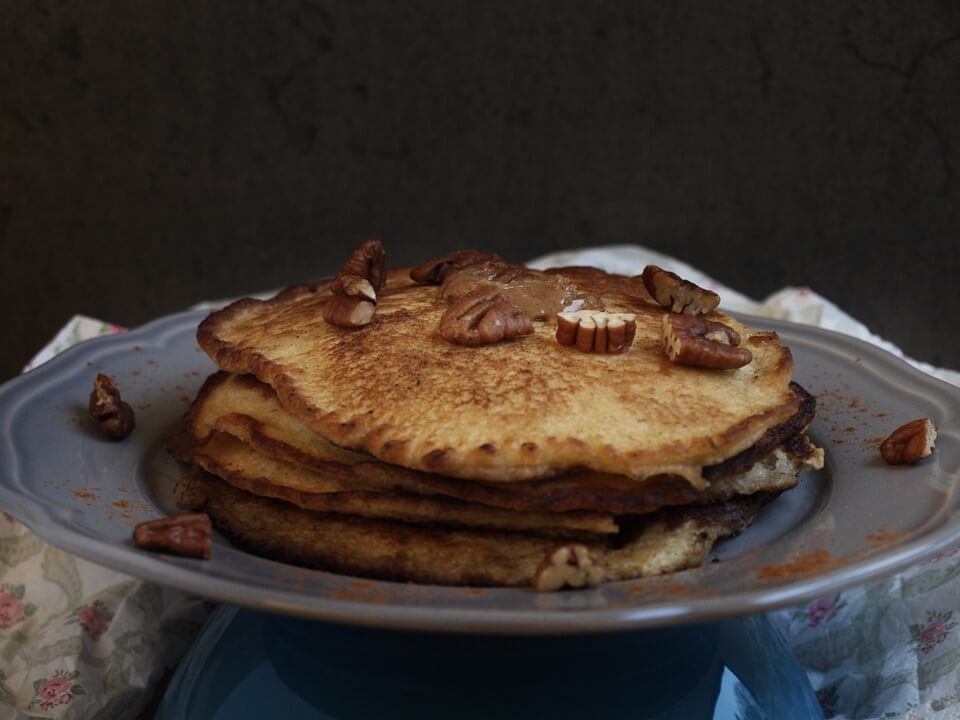 amerikanische Pancakes mit Ahornsirup Zimt Butter und Pecannüssen
