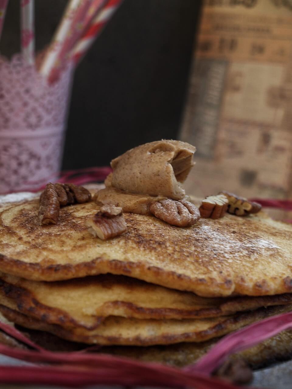 amerikanische Pancakes mit Ahornsirup Zimt Butter und Pecannüssen