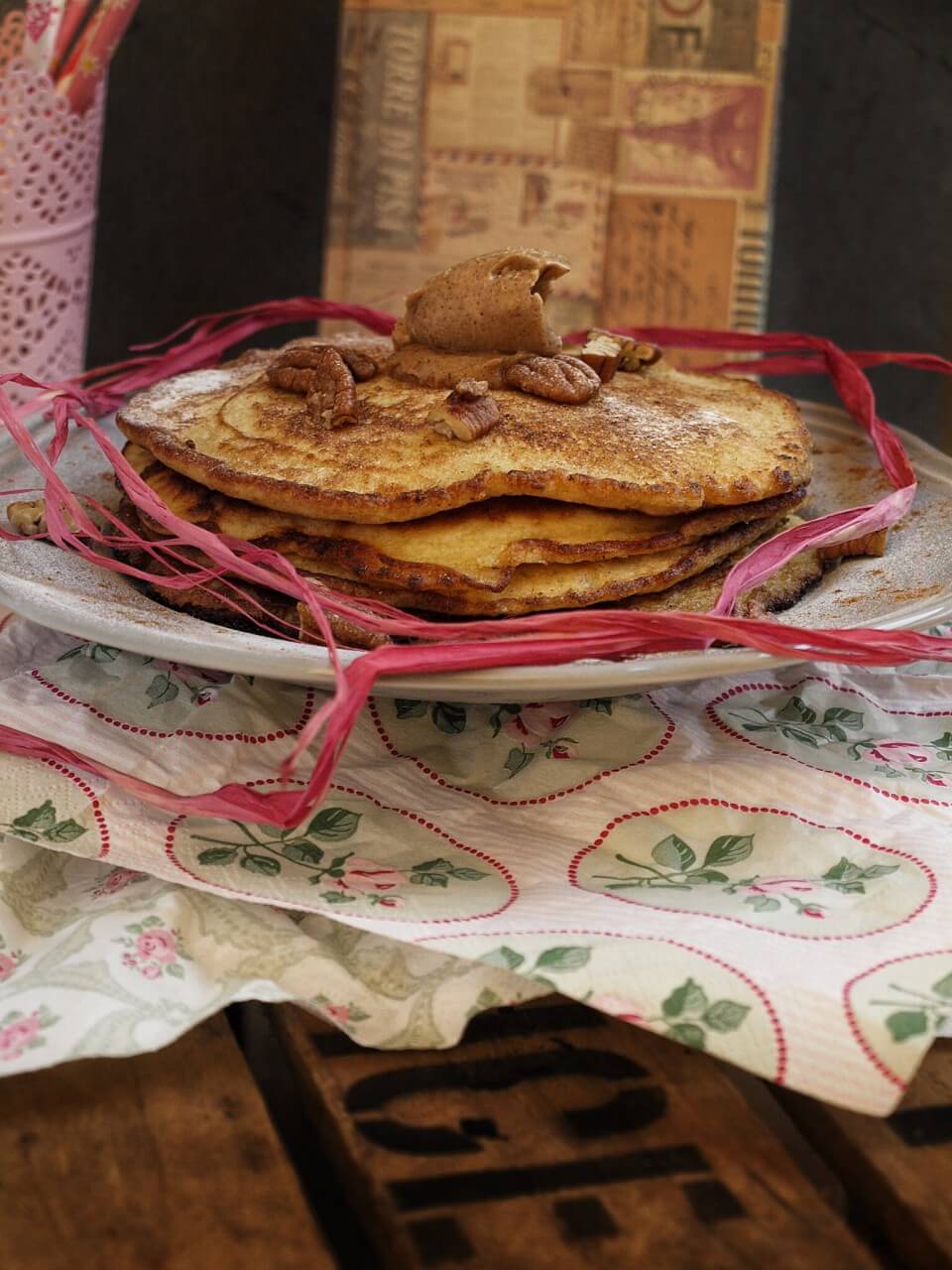 amerikanische Pancakes mit Ahornsirup Zimt Butter und Pecannüssen