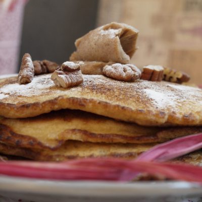 amerikanische Pancakes mit Ahornsirup Zimt Butter und Pecannüssen