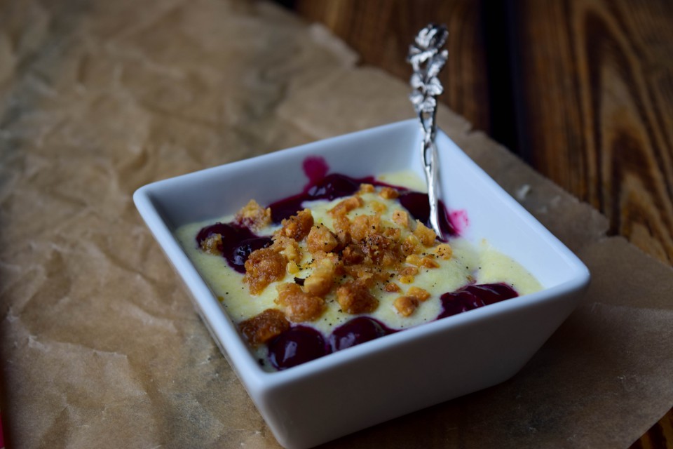 Dänische Vanillecreme mit Blaubeeren und Mandelstreuseln