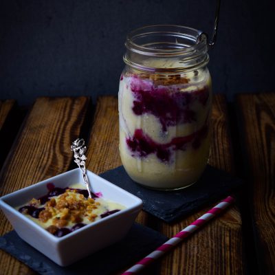 Dänische Vanillecreme mit Blaubeeren und Mandelstreuseln