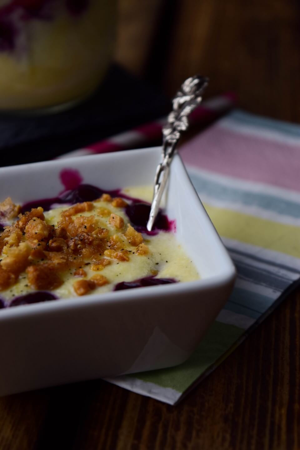 Dänische Vanillecreme mit Blaubeeren und Mandelstreuseln