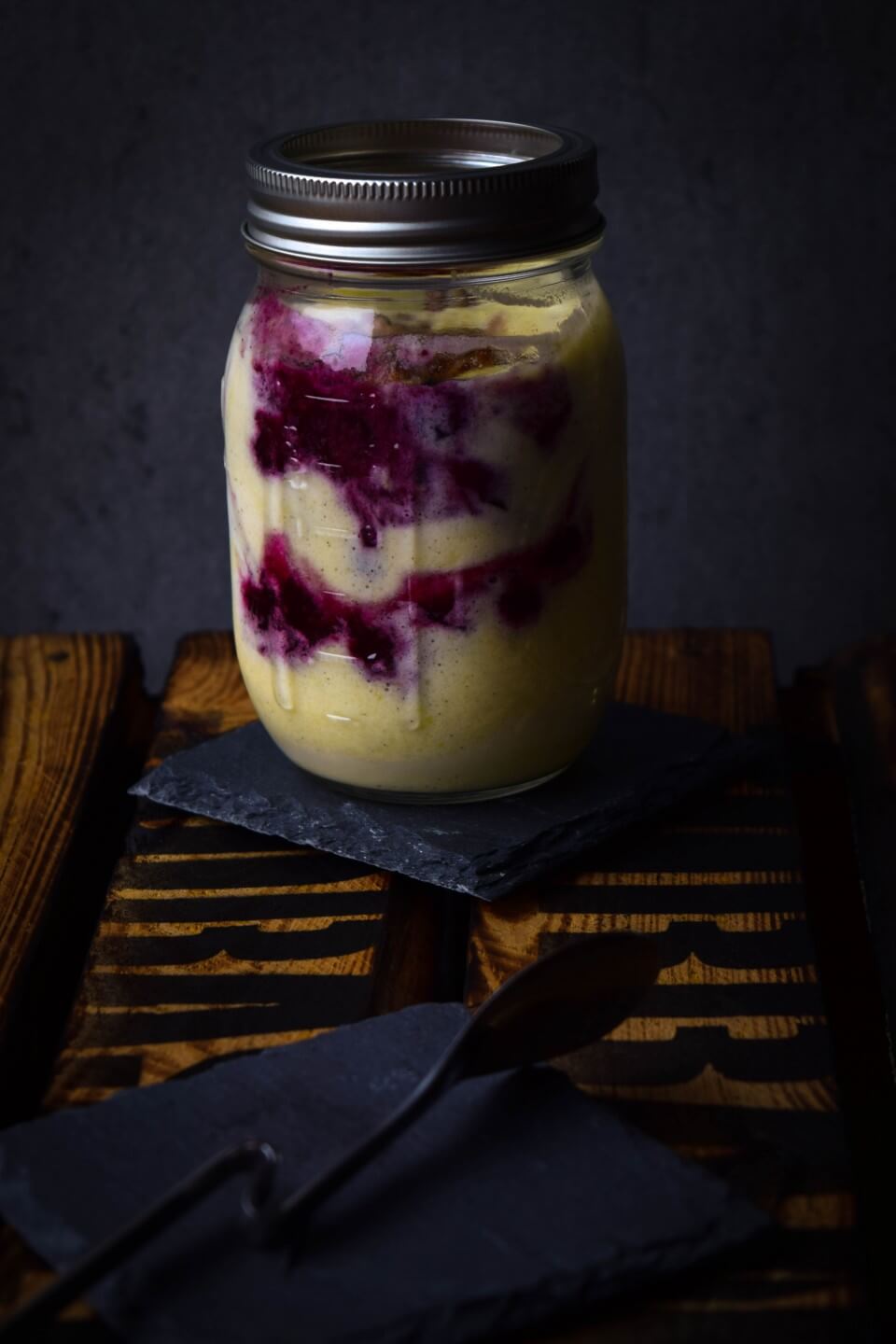 Dänische Vanillecreme mit Blaubeeren und Mandelstreuseln