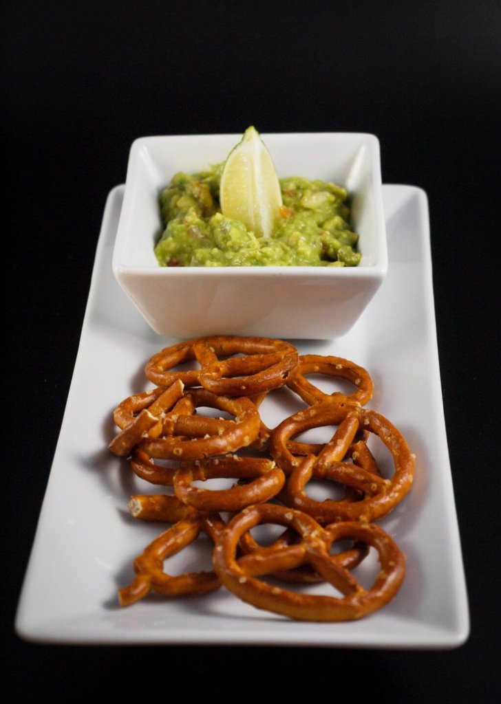 Laugengebäck und Guacamole