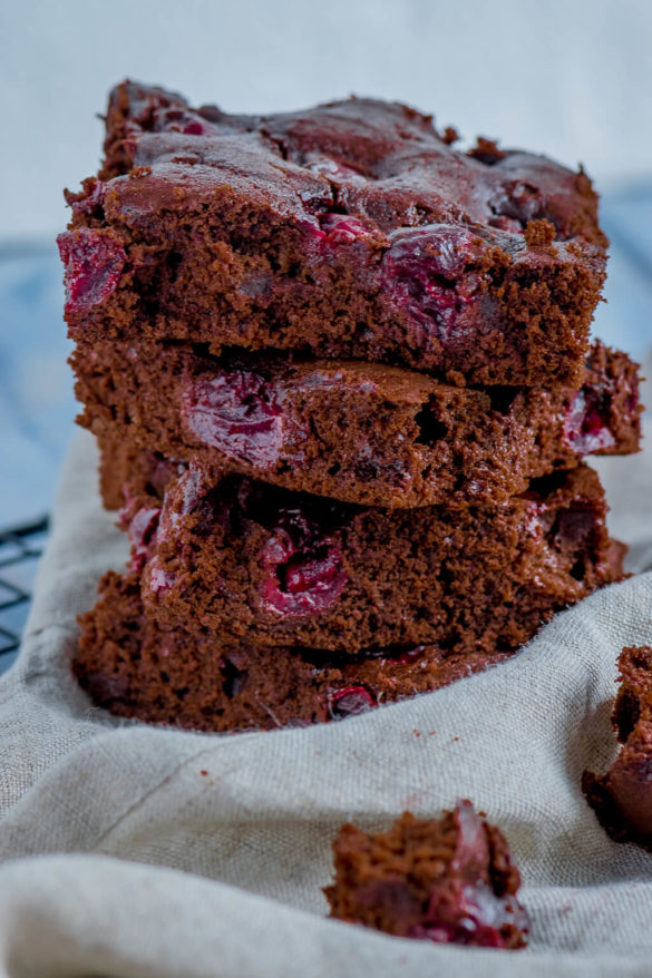 Super saftiger Schoko Kirschkuchen - extrem lecker und einfach zu backen Super saftiger Schoko Kirschkuchen - extrem lecker und einfach zu backen