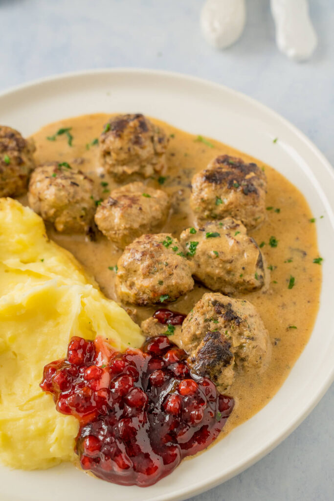 Köttbullar mit Soße und Preiselbeeren - besonders lecker mit Kartoffelpüree