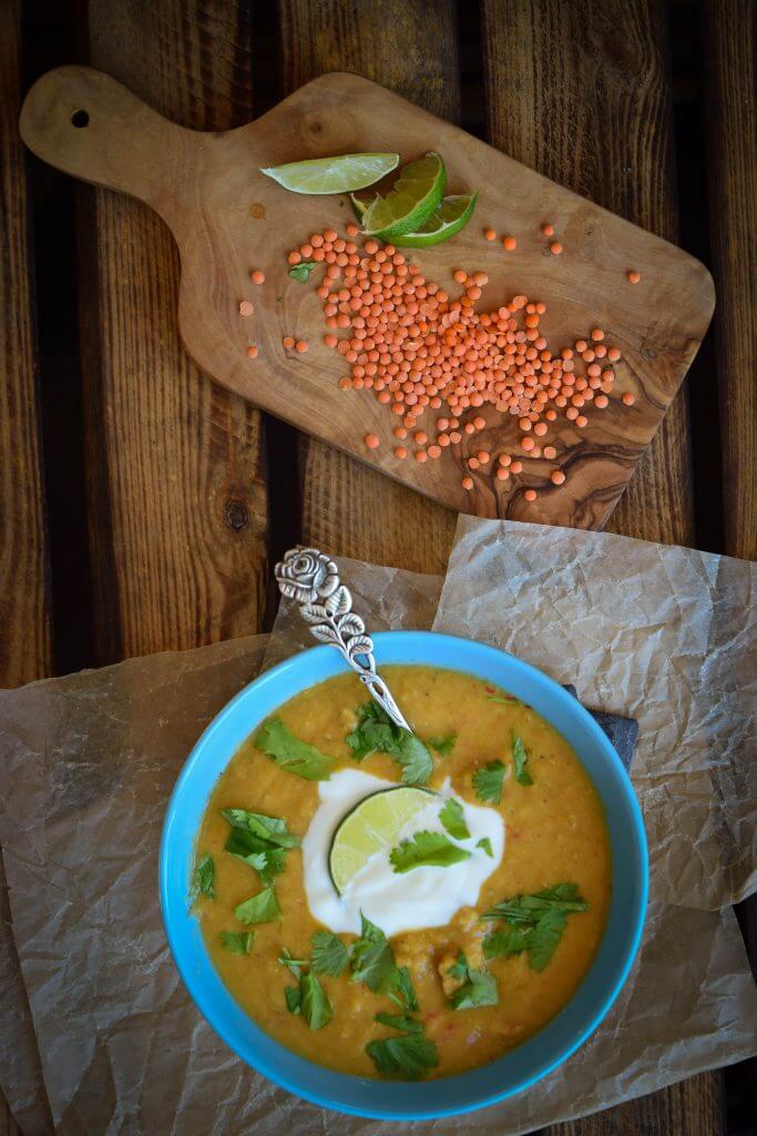 Linsen Kokos Suppe mit Pute und Joghurt Topping