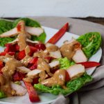 Salat Chicken Teriyaki und Erdnusssauce