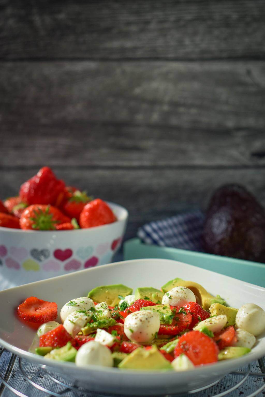 Schneller Erdbeer Avocado Salat mit Balsamico Creme