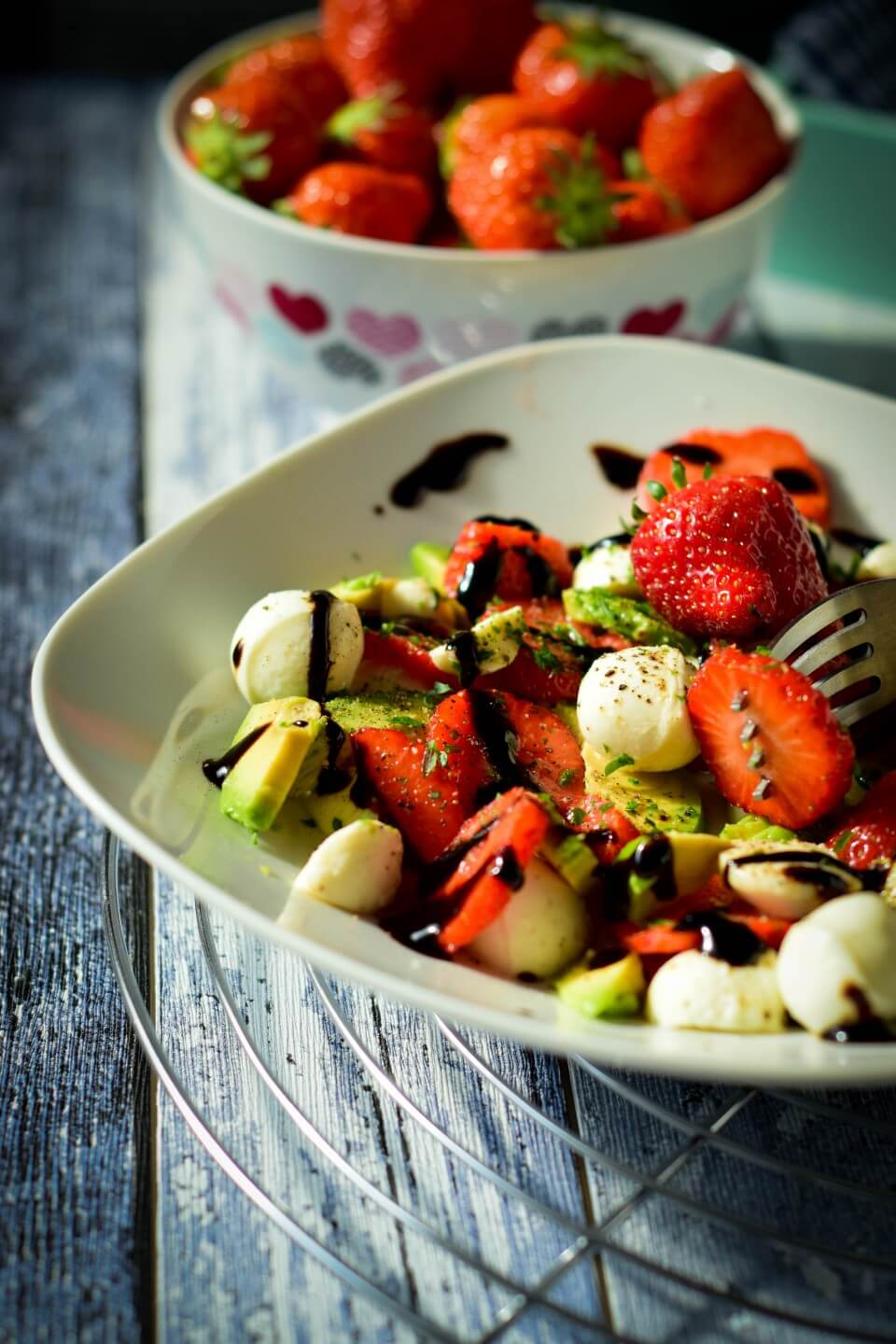 Schneller Erdbeer Avocado Salat mit Balsamico Creme