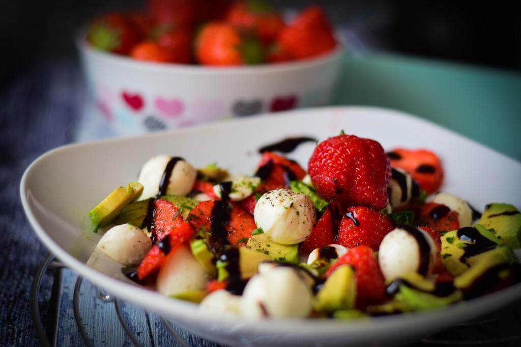Erdbeer Avocado Salat mit Balsamico Creme