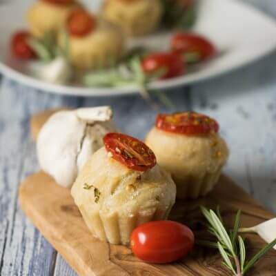 Rezept für herzhafte Foccacia Muffins mit Rosmarin und Tomate