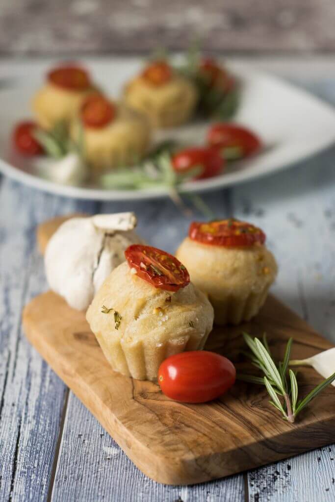 Rezept für herzhafte Foccacia Muffins mit Rosmarin und Tomate