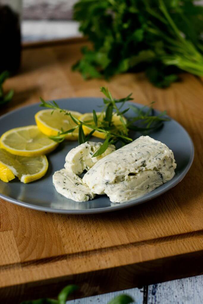 Zum Grillen gibt es Zitronen-Estragon Butter