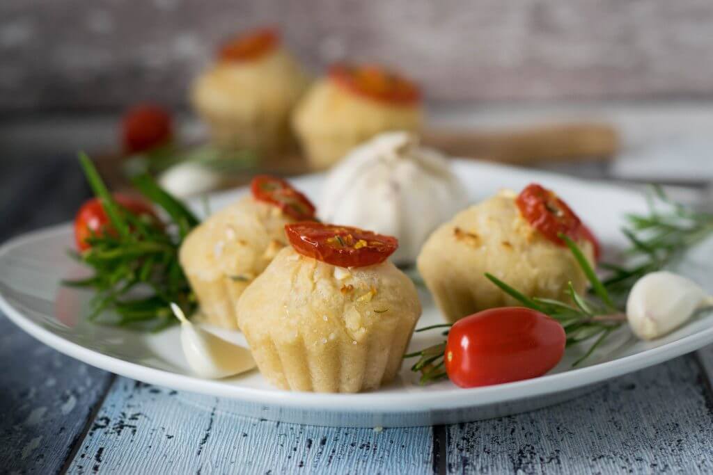 Rezept für herzhafte Foccacia Muffins mit Rosmarin und Tomate
