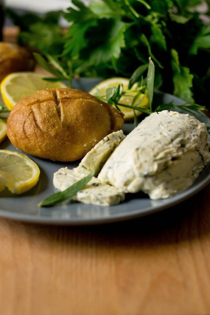 Zum Grillen gibt es Zitronen-Estragon Butter