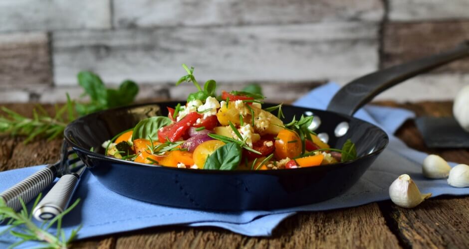 Kürbis-Pasta-Salat mit Feta und frischen Kräutern