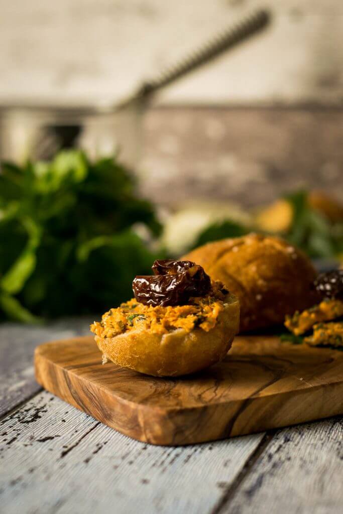 Tomatenbutter mit frischen Kräutern