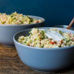 Bunter Couscous Salat mit Röstpaprika und Kräuter Dip