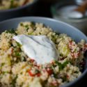 Bunter Couscous Salat mit Röstpaprika und Kräuter Dip