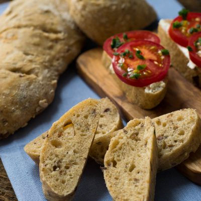 Aromatisches Oliven Tomaten Brot