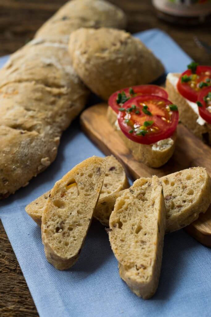 Aromatisches Oliven Tomaten Brot