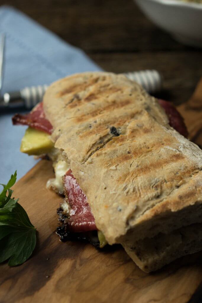 Grill Sandwich mit Avocado, Salami und Mozzarella